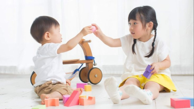 Anak pertama dan adiknya