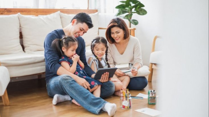 Anak main gadget bersama orang tua