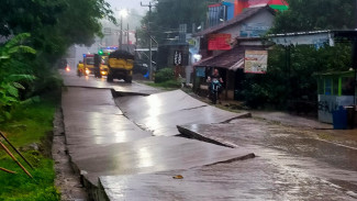 Waspada! Jalan Raya Picung-Munjul Amblas