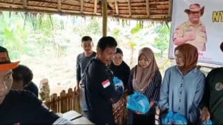IOF di Tanah Jawara Sebar Batuan Sembako dan Mushaf Al-Qur'an dengan Cara Berbeda