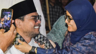 Mengenal Farid Dermawan Yang Selalu Mesra Dengan Istrinya Iti Octavia Jayabaya