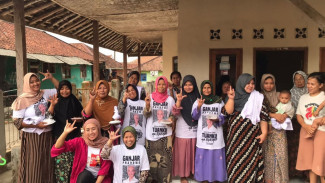 Cara Asyik Berdayakan Masyarakat, Mak Ganjar Latih Emak-Emak Cara Membuat Bola-Bola Cokelat