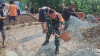 Melihat Aksi Terpuji Anggota Koramil di Serang Banten, Bantu Warga yang Sedang Perbaiki Jalan Rusak