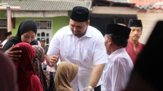 Caleg Ini Minta Doa Dari Anak Yatim
