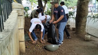 Relawan Ganjar Mahfud Bersihkan Rumah Ibadah di Kota Serang