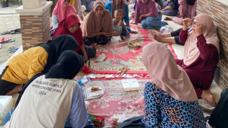 Kelompok KKM Untirta Latih Warga Bikin Ecoenzyme dari Limbah Rumah Tangga