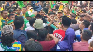 Pendukung Paslon Bikin Ricuh saat Pengundian Nomor Urut Pilkada Kota Serang 2024