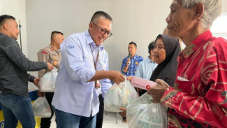 Chandra Asri Bersama Polres Cilegon dan Pemerintah Bagikan 300 Sembako ke Masyarakat