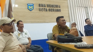Skandal Guru PJOK SMAN 4 Kota Serang, Terduga Pelaku Hadir di Konferensi Pers Wartawan dan Senyum ke Kamera