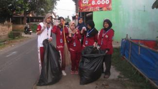 KKM Kelompok 01 Uniba Banten Gotong Royong Bersihkan Lingkungan di Kelurahan Gelam, Kota Serang