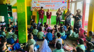 Kelompok 01 KKM Uniba Banten Belajar dan Bermain Bersama Murid di Kelurahan Gelam