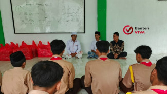 Grand Krakatau dan Mamang Sayur Tebar Manfaat Jumat Berkah, Santri Ponpes Al-Fathaniyah Doakan Kelancaran Usaha