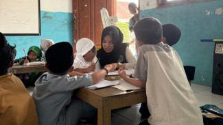 Mahasiswa KKM Uniba Banten Mengajar Aqidah Akhlak di Madrasah Diniyah Mirqotul Ulum Gelam