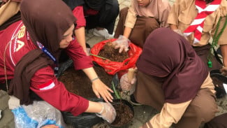 Menjaga Kelestarian Alam dengan Menanam Pohon oleh Murid Sekolah Dasar dan Mahasiswa Uniba Banten