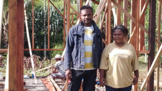 Kado HUT RI ke-80, Buruh Harian Lepas Desa Nifasi Dapat Rumah dari PT Kristalin Ekalestari
