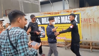 Liput Penyegelan Pabrik oleh KLH, Sejumlah Wartawan Dikeroyok Ormas dan Keamanan PT Genesis