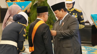 Sufmi Dasco Terima Tanda Jasa dan Penghormatan dari Presiden Prabowo Subianto di Istana Negara
