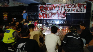 Massa Aksi Ojol dan Mahasiswa Pasang Spanduk 