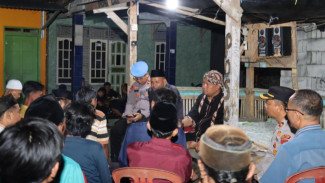 Kapolres Serang Ngopi Bareng Warga di Pos Ronda: Jaga Anak Agar Tidak Ikut Demonstrasi Anarkis