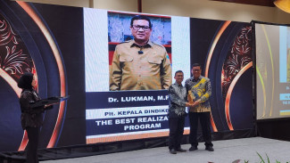 Kepala Dindikbud Lukman Dinobatkan Sebagai The Best Realization Program Sekolah Gratis