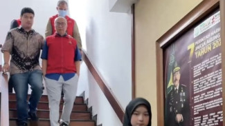 Fantastis, Kejari Kota Bandung Serahkan 4 Tersangka dan Barang Bukti Dugaan Korupsi PT ENM dan PT SDI