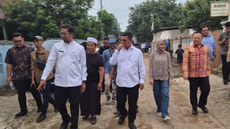 Tinjau Program Bang Andra di Serang, Gubernur Banten Pastikan Jalan Desa Cimaung-Sukarame Segera Dibangun Oktober Ini