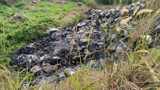 Mencari Pemilik Tumpukkan Benda Hitam Diduga Limbah di Banten