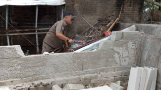 Pemkot Tangerang 'Sikat' Bangunan Liar di Bantaran Kali Batuceper