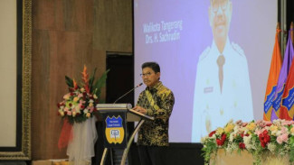 Kisah Lulusan Baru: Wali Kota Tangerang Ajak Wisudawan Jadi Pahlawan Pembangunan Kota!