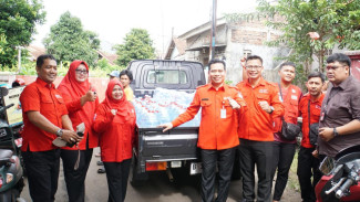 PMI Tangsel Distribusikan Bantuan Air Mineral dan Layanan Kesehatan bagi Warga Cipeucang