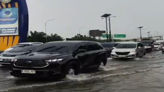 Tiga Pompa Air Diterjunkan Tangani Banjir di Tol Sedyatmo Menuju Bandara Soetta