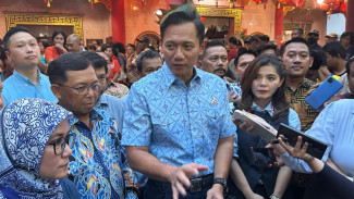 Jelang Imlek, AHY Sambangi Vihara Hok Tek Bio di Tangerang