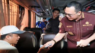 Wali Kota Serang Budi Rustandi Spontan Belikan Tiket Pemudik Tujuan Jogja Saat Monitoring Terminal Pakupatan