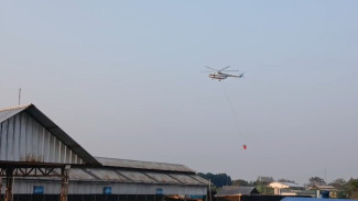 Dua Helikopter Water Bombing Lakukan Proses Pemadaman Kebakaran TPA Jatiwaringin