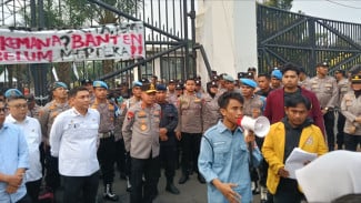 BEM Banten Bersatu Blokir Gerbang Masuk Kantor Andra Soni, Desak Pemerataan Pembangunan