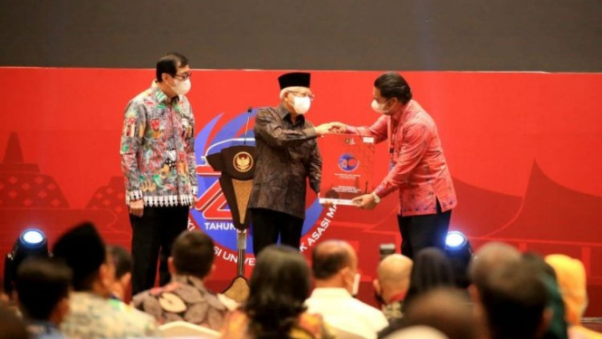 Ma'ruf Amin memberikan penghargaan kepada pejabat gubernur Banten