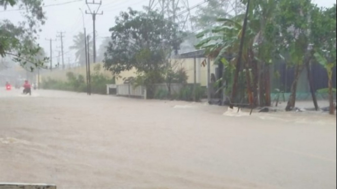 Banjir merendam Jalan Raya Citeureup-Cibaliung