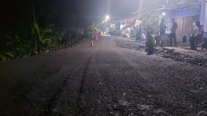 Proses perbaikan jalan raya Picung-Munjul.