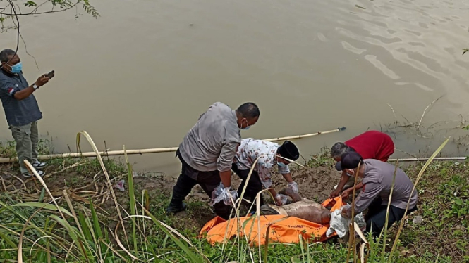 Evakuasi penemuan mayat mengambang di Sungai Ciujung