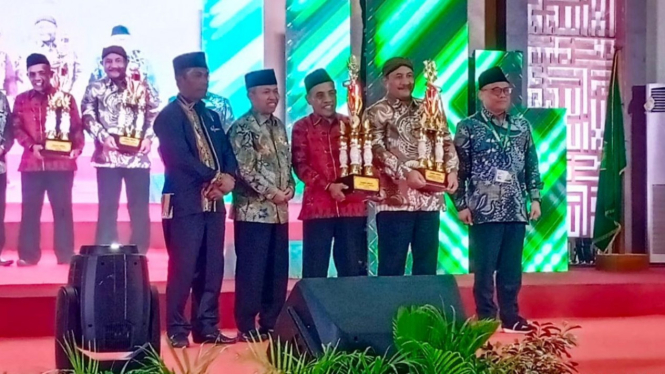Kontingen Provinsi Banten menerima piala juara umum KSM Nasional 2023.