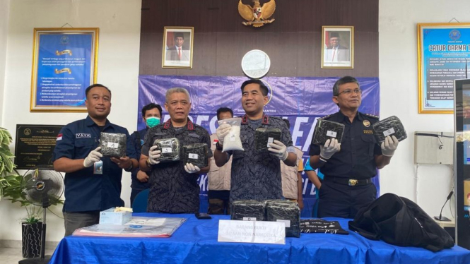 Press release pengungkapan narkotika di Kantor BNNP Banten.