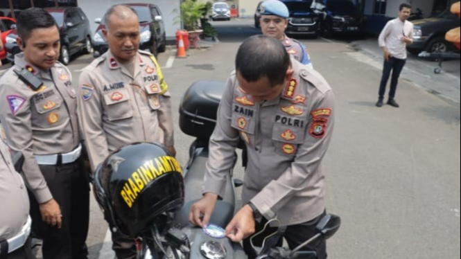Anggota Polres Metro Tangerang Kota saat melakukan uji emisi