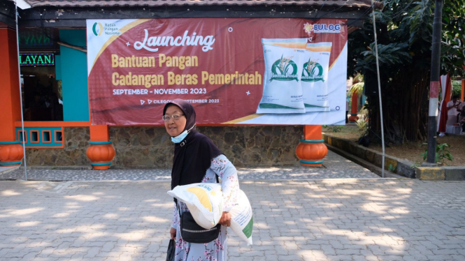 Presiden Jokowi Bagikan Beras Ke Masyarakat. (Sumber: Bulog)