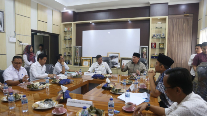 Rapat evaluasi antara Pemkot dengan DPRD Kota Serang.