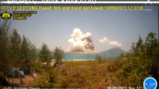 Gunung Anak Krakatau Meletus.