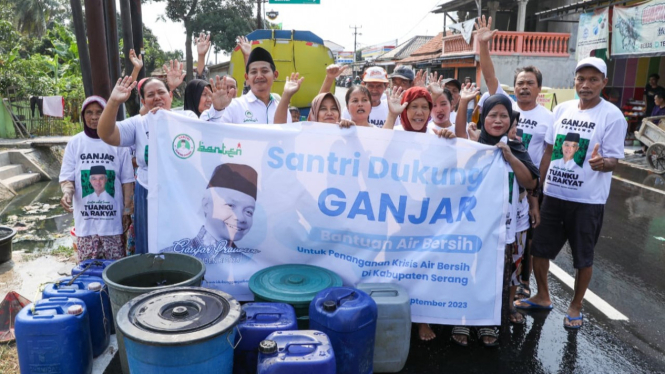 Masyarakat Kabupaten Serang menerima bantuan air bersih.