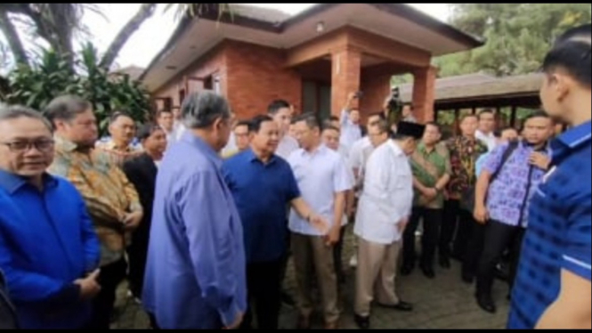 Momen Prabowo menyambut SBY dan rombongan di Hambalang.