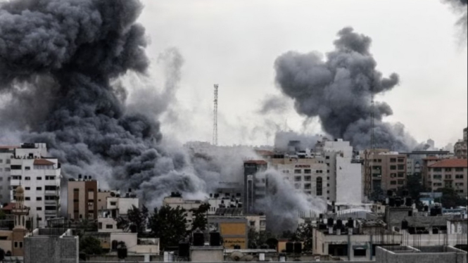 Kepulan asap usai serangan Israel di Jalur Gaza, 9 Oktober 2023