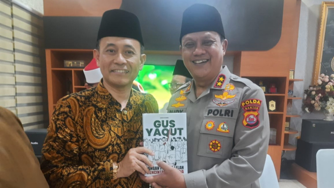 Kakanwil Kemenag Banten memberikan buku Gus Yaqut.