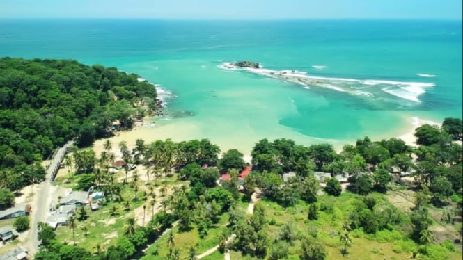 Pantai Pulo Manuk, Kabupaten Lebak, Banten.
